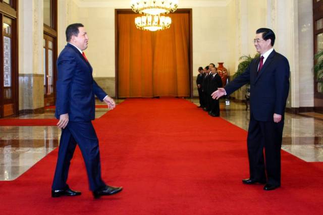 El expresidente de Venezuela Hugo Chávez con su entonces homólogo chino, Hu Jintao, en el Gran Palacio del Pueblo en Pekín, en abril de 2009. / EFE