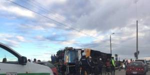 Volcamiento de autobús en Ecuador deja 12 muertos