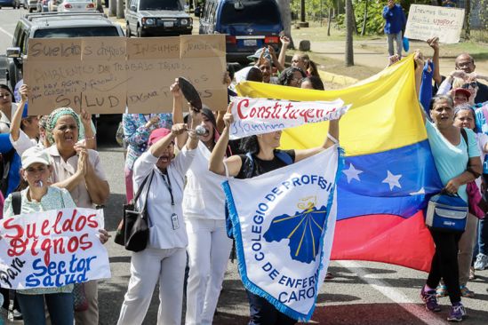 Enfermeras y trabajadores del Hospital Uyapar y Hospital Dr. Raúl Leoni marcharon por la carrera Churún Merú y tomaron el semáforo del antiguo Friday’s, en el Paseo Caroní