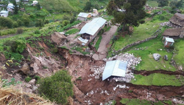 Deslizamiento de tierra en Perú tras caída de fuertes lluvias // Foto @IngemmetPeru