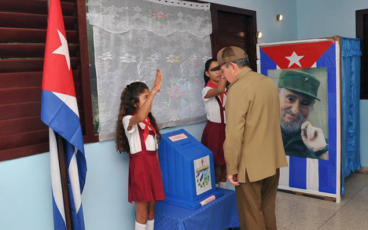 Raúl Castro el primero en votar en Santiago de Cuba