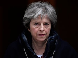 Primera ministra británica dice que no había alternativa al uso de la fuerza en Siria