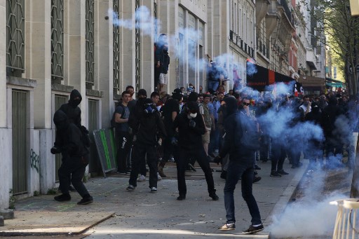 Los manifestantes chocan con la policía durante una manifestación el 19 de abril de 2018 en París, como parte de un día de protestas de varias ramas convocado por los sindicatos franceses CGT y Solidaires contra las políticas del presidente francés en medio de una huelga ferroviaria y la difusión de sentadas estudiantiles. El presidente de Francia se enfrentó a protestas masivas el 19 de abril cuando los sindicalistas buscan galvanizar a los estudiantes enojados, los trabajadores del sector público y los conductores de trenes en huelga en un movimiento conjunto en contra de su impulso múltiple para reformar la economía francesa. / AFP PHOTO / Zakaria ABDELKAFI