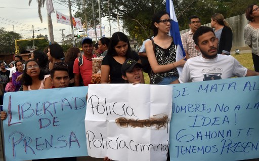 Students and journalist protest in memory to murdered journalits Angel Gaona in front of the Universidad Centroamericana (UCA) in Managua on April 26, 2018. Nicaragua on Thursday was hanging on to the prospect of talks to calm anti-government sentiment behind a week of protests in which at least 37 people died, according to rights groups. / AFP PHOTO / RODRIGO ARANGUA