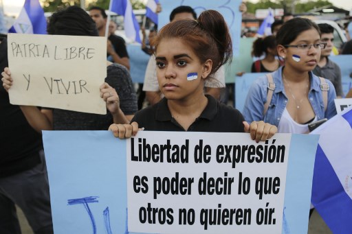 Students and journalist protest in memory of murdered journalits Angel Gaona in front of the Universidad Centroamericana (UCA) in Managua on April 26, 2018. Nicaragua on Thursday was hanging on to the prospect of talks to calm anti-government sentiment behind a week of protests in which at least 37 people died, according to rights groups. / AFP PHOTO / INTI OCON