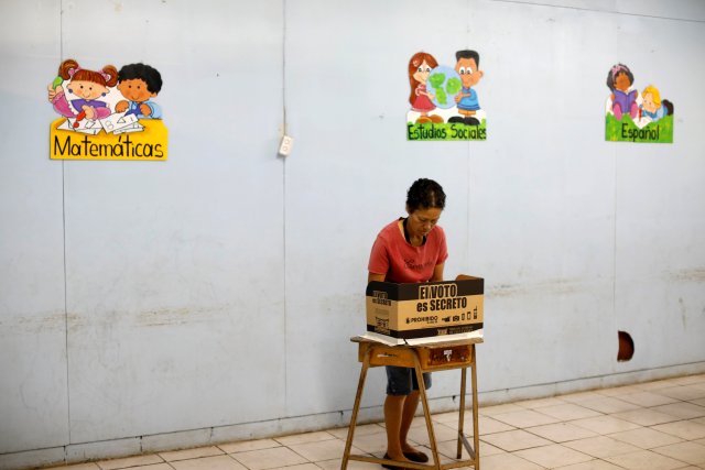  Una mujer se prepara para emitir su voto durante las elecciones presidenciales en un colegio electoral en San José, Costa Rica el 1 de abril de 2018 REUTERS / Jose Cabezas