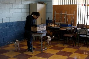 Ambiente frío y pocos votantes en segunda vuelta presidencial en Costa Rica (FOTOS)