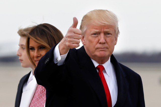 El presidente de EE.UU. Donald Trump hace un gesto a los medios mientras llega con la primera dama Melania Trump y su hijo Barron a la Base Andrews en Maryland, EE.UU., después del fin de semana de Pascua en Palm Beach, Florida, el 1 de abril de 2018. REUTERS / Yuri Gripas