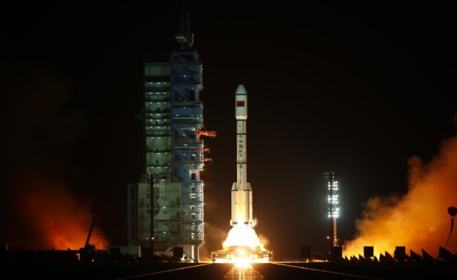 El cohete Long March II-F cargado con el módulo espacial no tripulado Tiangong-1 de China se despega de la plataforma de lanzamiento en el Centro de Lanzamiento de Satélites Jiuquan, provincia de Gansu, China, el 29 de septiembre de 2011. REUTERS / Petar Kujundzic