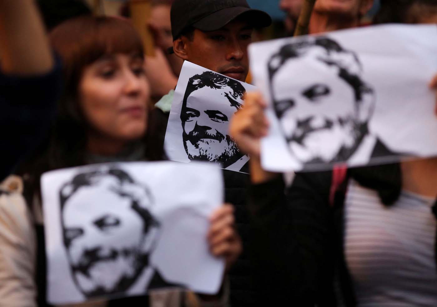 Senadores piden acabar con el aislamiento de Lula tras visitarle en prisión