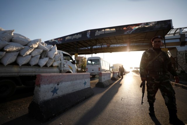 Un soldado sirio es visto en un puesto de control en Damasco, Siria, el 14 de abril de 2018. REUTERS/ Omar Sanadiki