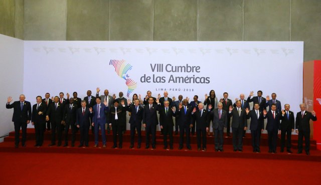 Los jefes de estado posan para la foto familiar de la VIII Cumbre de las Américas en Lima, Perú, el 14 de abril de 2018. REUTERS / Ivan Alvarado