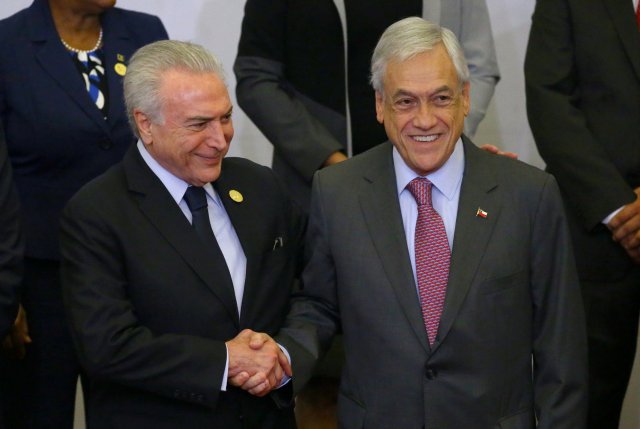El presidente de Brasil, Michel Temer, y el presidente de Chile, Sebastián Piñera, se dan la mano en la foto de la familia durante la VIII Cumbre de las Américas en Lima, Perú, el 14 de abril de 2018. REUTERS / Ivan Alvarado