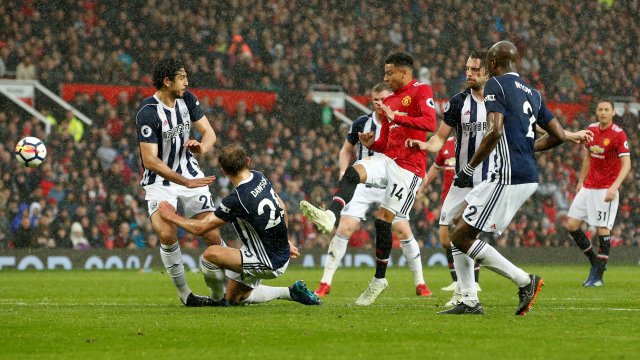 Soccer Football - Premier League - Manchester United vs West Bromwich Albion - Old Trafford, Manchester, Britain - April 15, 2018 Manchester United's Jesse Lingard misses a chance to score REUTERS/Andrew Yates EDITORIAL USE ONLY. No use with unauthorized audio, video, data, fixture lists, club/league logos or "live" services. Online in-match use limited to 75 images, no video emulation. No use in betting, games or single club/league/player publications. Please contact your account representative for further details.