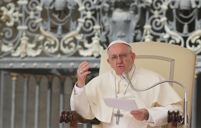 El Papa Francisco habla durante la audiencia general del miércoles en la plaza de San Pedro en el Vaticano, el 18 de abril de 2018. REUTERS / Max Rossi