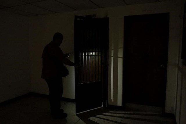 Un trabajador del hospital Padre Justo utilizando la linterna de un teléfono móvil durante un apagón generalizado en Rubio, Venezuela, mar 14, 2018. REUTERS/Carlos Eduardo Ramirez