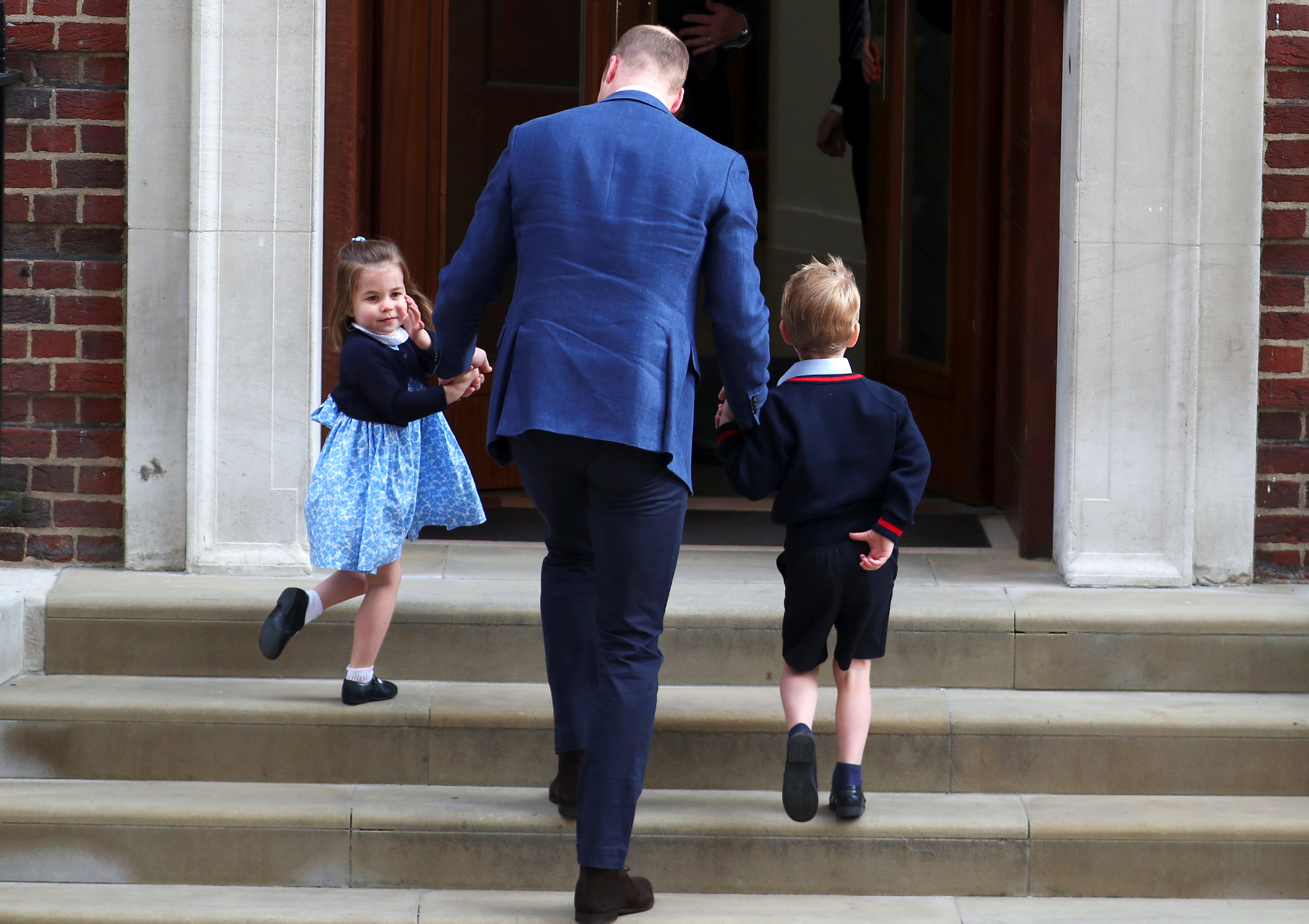 La princesa Charlotte cautivó a la prensa con su saludo real (Fotos y Video)