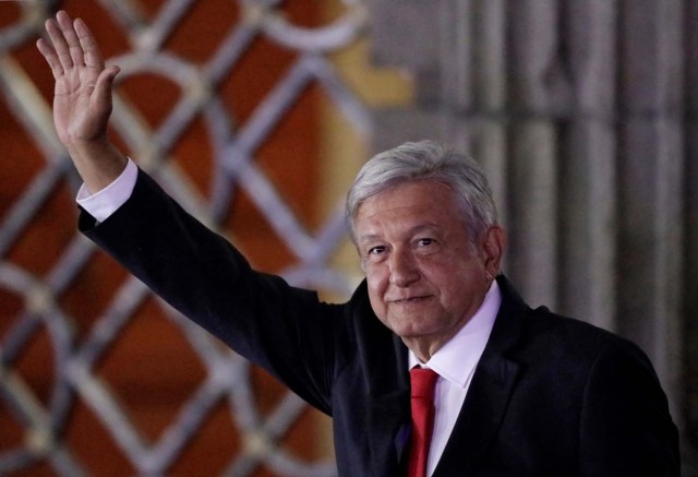 El candidato izquierdista Andrés Manuel López Obrador del Movimiento Nacional de Regeneración (MORENA) gesticula mientras abandona el Palacio de Minería después del primer debate presidencial en la Ciudad de México, México, 22 de abril de 2018. REUTERS/Henry Romero - RC1C2CDA6500