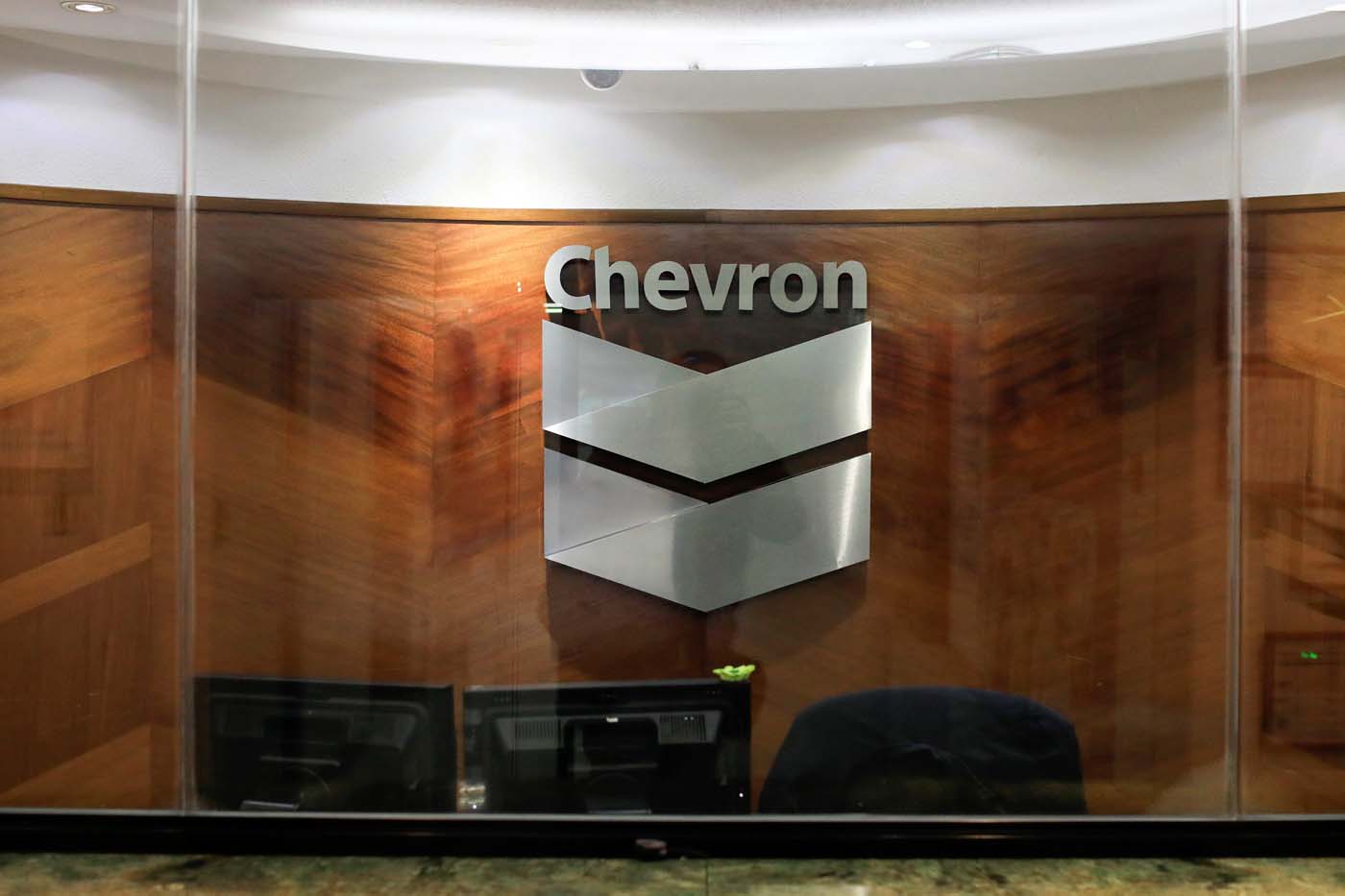 Administración de Trump ordenó a Chevron que detenga la producción de petróleo en Venezuela