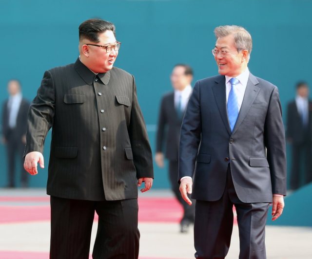 South Korean President Moon Jae-in and North Korean leader Kim Jong Un attend a welcoming ceremony at the Peace House in the truce village of Panmunjom inside the demilitarized zone separating the two Koreas, South Korea, April 27, 2018.     Korea Summit Press Pool/Pool via Reuters