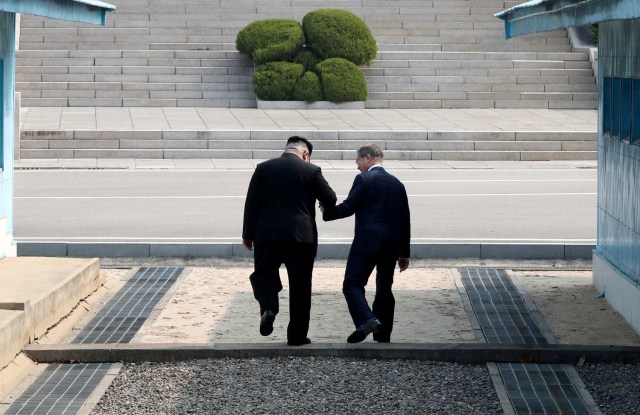 El presidente surcoreano Moon Jae-in y el líder norcoreano Kim Jong Un se reúnen en la aldea de tregua de Panmunjom dentro de la zona desmilitarizada que separa las dos Coreas, Corea del Sur, el 27 de abril de 2018. Korea Summit Press Pool / Pool vía Reuters TPX IMAGES OF THE DÍA