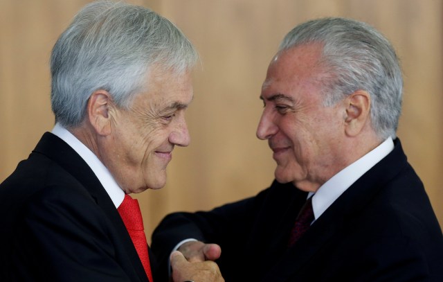 El presidente de Chile, Sebastián Piñera (a la izquierda en la imagen), junto a su par brasileño, Michel Temer, en Brasilia, abrl 27, 2018. REUTERS/Adriano Machado