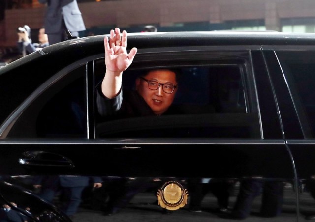 El líder norcoreano Kim Jong Un se despide del presidente surcoreano Moon Jae-in tras una ceremonia en Panmunjom, en la zona desmilitarizada que separa a ambas Coreas, Corea del Sur, 27 abril 2018. Korea Summit Press Pool/Entregada vía Reuters