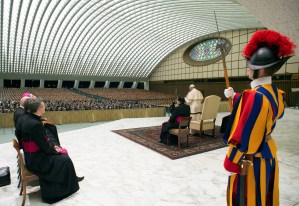 El Papa saludó a Katy Perry, Orlando Bloom y Peter Gabriel en el Vaticano (Fotos)
