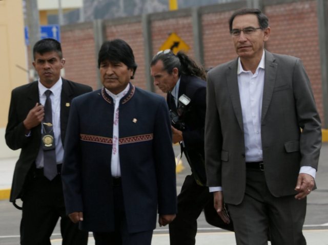 Peru's President Martin Vizcarra (R) and his Bolivian counterpart Evo Morales attend the inauguration of the Binational Border Service Center (CEBAF) in Desaguadero, Peru April 28, 2018. REUTERS /David Mercado