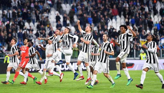 Los jugadores de Juventus celebran después de ganar el partido de fútbol italiano Serie A entre Juventus FC y UC Sampdoria en Turín, Italia, 15 de abril de 2018. (Italia) EFE / EPA / ALESSANDRO DI MARCO
