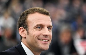 Macron mira junto a 300 jóvenes deportistas el Francia-Uruguay en el Elíseo