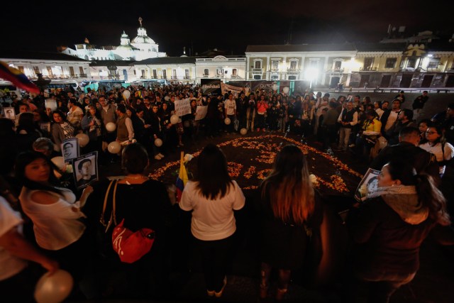 QUI08. QUITO (ECUADOR), 19/04/2018.- Amigos y colegas del equipo periodístico secuestrado y posteriormente asesinado en la frontera con Colombia participan en una marcha hoy, jueves 19 de abril del 2018, por las calles de Quito (Ecuador). El llamado Frente Oliver Sinisterra, un grupo disidente de la exguerrilla de las FARC, al mando de Walter Arízala, conocido con el alias de "Guacho", es responsabilizado del secuestro y asesinato de un equipo de prensa del diario El Comercio, de Quito, integrado por un periodista, un fotógrafo y un conductor. EFE/José Jácome