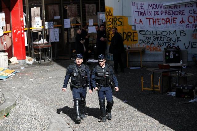  Agentes de la Policía aseguran el perímetro de la facultad parisina de Tolbiac tras la evacuación de varios estudiantes, en París (Francia), hoy 20 de abril de 2018. La facultad llevaba bloqueada desde el pasado 26 de marzo y se había convertido en símbolo de la protesta estudiantil contra la reforma del acceso a la universidad. EFE/ Yoan Valat