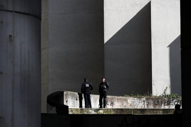  Agentes de la Policía aseguran el perímetro de la facultad parisina de Tolbiac tras la evacuación de varios estudiantes, en París (Francia), hoy 20 de abril de 2018. La facultad llevaba bloqueada desde el pasado 26 de marzo y se había convertido en símbolo de la protesta estudiantil contra la reforma del acceso a la universidad. EFE/ Yoan Valat