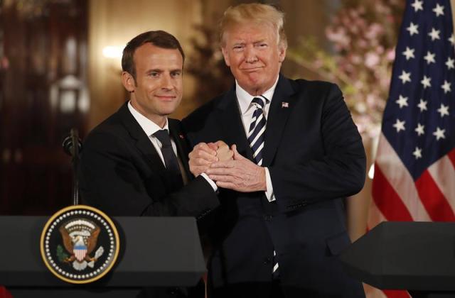 El presidente estadounidense, Donald Trump (d), y el presidente francés, Emmanuel Macron, se reúnen en la Casa Blanca, en Washington DC, Estados Unidos, hoy, 24 de abril de 2018. Macron realiza una visita de Estado al país marcada por Irán y el comercio. EFE/ Chris Kleponis POOL