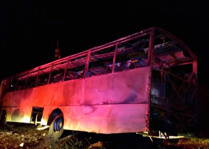 Al menos 6 muertos en incendio provocado de un autobús en Sudáfrica