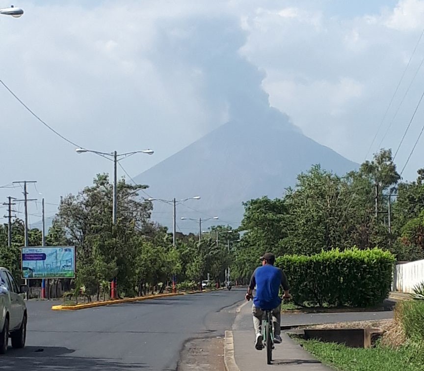 ¡Santo Padre! Ahora es un volcán el que entró en actividad en Nicaragua