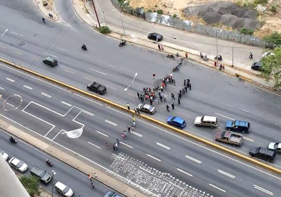 De acuerdo con informes, vecinos protestan por falta de agua | Foto: @ChristianVeron