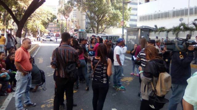 Foto: Protesta de familiares de pacientes del Hospital JM de los Ríos / VPI