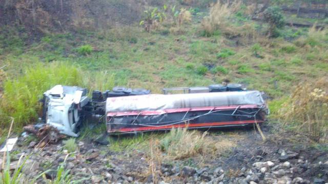 Foto: Gandola cargada de combustible se volcó en Lara / Jacobo Vidarte 