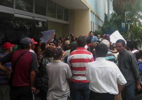 Foto: Protesta en la Alcaldía de Maracaibo por altos costos de los Clap / Lenin Danieri