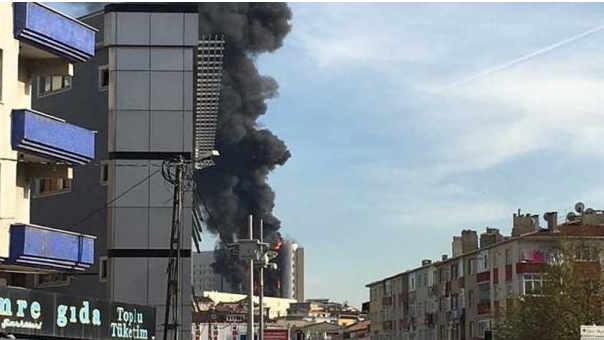 Un incendio en un hospital de Estambul obligó a evacuar a los pacientes, este jueves 5 de abril del 2018. Foto: Tomada del Twitter, cuenta @evrenselgzt 