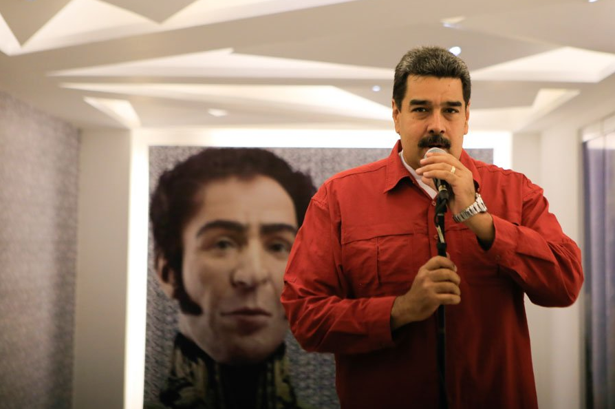 Maduro arremete: Me importa un carajo lo que diga Macron, es un sicario