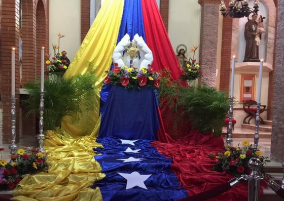 Foto: El Santísimo en todas las iglesias del país  a petición de la Conferencia Episcopal por la paz de  Venezuela. Esta foto es de la Iglesia de San Antonio de los Altos Mirandinos / Cortesía