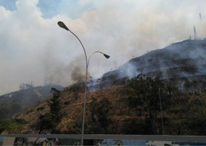 Autoridades se activan para sofocar incendio en El Ávila