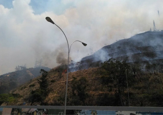 Foto: Autoridades se activan para sofocar incendio en El Ávila / @PCivil_Ve - Twitter 