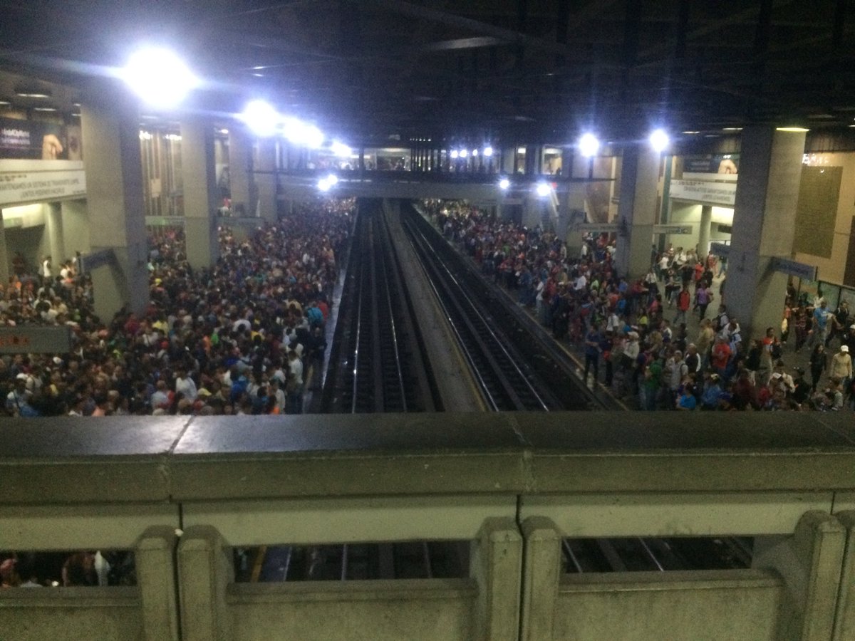 Fuerte retraso en la línea 1 del Metro de Caracas #19Nov
