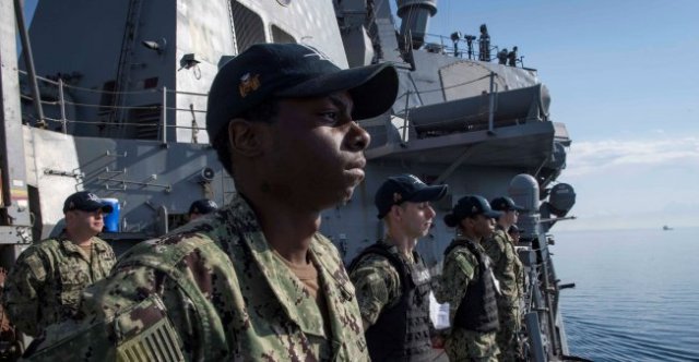  Soldados de la Marina de EE. UU. a bordo del barco de misiles guiados Arleigh Burke USS Donald Cook parten de Larnaca, Chipre, el 9 de abril de 2018. Foto: Marina de EE. UU. / Reuters
