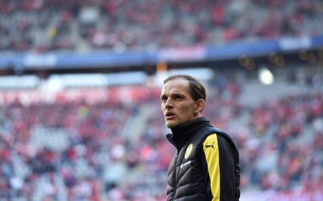 (ARCHIVOS) En esta foto de archivo tomada el 8 de abril de 2017, el DT de Dortmund, Thomas Tuchel, se encuentra en el estadio antes del partido de fútbol de la Bundesliga de la Primera División alemana Bayern Munich contra Borussia Dortmund en Munich. Thomas Tuchel ha sido nombrado nuevo entrenador del Paris Saint-Germain en un contrato de dos años, los campeones franceses lo confirmaron el 14 de mayo de 2018. El alemán acordó suceder a Unai Emery, que se irá después del último partido de los franceses. sazonar este fin de semana. / AFP PHOTO / Christof STACHE