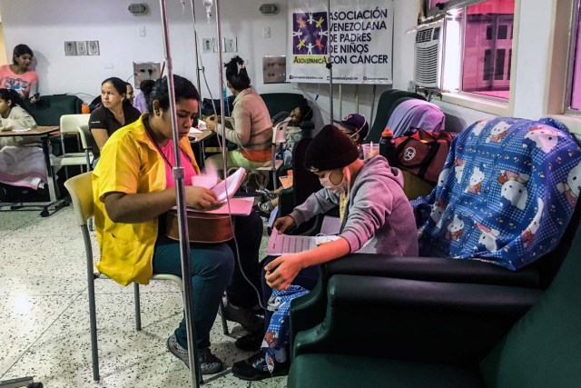 A girl receives chemotherapy at the "Dr. JM de los Rios" Children's Hospital in Caracas on April 10, 2018. The crisis in Venezuela has hit children's health, with an increase of 30,12% in child mortality according to the most recent official sources. / AFP PHOTO / FEDERICO PARRA